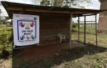 Un panneau de prévention et de sensibilisation contre la fièvre de Lassa, une cousine d'Ebola, affichée à l’Institut de recherche de l’hôpital universitaire spécialisé d’Irrua, à Irrua, dans l’État d’Edo, dans le centre-ouest du Nigeria, le 6 mars 2018