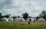 Des tentes installées sur un terrain de football pour accueillir les rescapés des inondations, le 26 mars 2019 à Estaquinha, à l'ouest de Beira, au Mozambique
