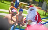 Le Port : le père Noël fait une escale à la piscine