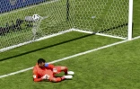 Le gardien et capitaine de l'équipe de France, Hugo Lloris, encaisse un penalty australien au Mondial, le 18 juin 2018 à Kazan