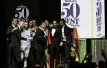L'Argentin Mauro Colagreci (c) élu chef du meilleur restaurant au monde lors d'une cérémonie de World 50 best à Singapour, le 25 juin 2019