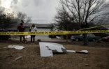 Des habitants prennent en photo les débris d'un Boeing 777 tombés sur la banlieue résidentielle de Broomfield, près de Denver, le 20 février 2021 dans le Colorado