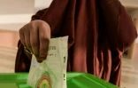 Une femme vote le 22 juin 2019 à Nouakchott pour la présidentielle en Mauritanie.
