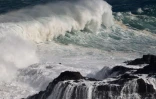 houle en bord de mer avec de grosses vagues