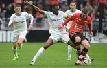 Le Rennais Benjamin Bourigeaud (d) devant le Marseillais Geoffrey Kondogbia, le 17 mars 2024 Ă Rennes
