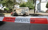 Une zone bloquée par la police autour d'une camionnette incendiée près du lieu où une explosion a été entendue à l'intérieur d'une maison incendiée, le 1er octobre 2025 à Munich