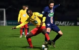Le milieu du PSG Julian Draxler (d) à la lutte avec le joueur de Linas-Montlhéry Elhadji Tchabo en Coupe de France, le 5 janvier 2020 à Bondoufle  