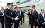 Le nouveau Premier ministre Jean Castex (D) et le préfet de l'Essonne Jean Benoît Albertini (G) lors d'une visite sur le site de recherche et de production de semi-conducteurs du groupe X-FAB France, le 4 juillet 2020 à Coudray-Montceaux (Essonne)