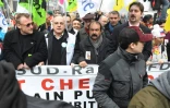 Le secrétaire général de l'Unsa-ferroviaire Roger Dillenseger (2e G), le leader de la CGT Philippe Martinez (au centre) et celui de la CGT-cheminots, Laurent Brun (D) lors de la manifestation du 22 mars 2018 contre les réformes d'Emmanuel Macron