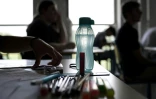 Une bouteille d'eau sur une table avant le début de l'épreuve de philosophie du baccalauréat, le 15 juin 2022 à Bordeaux