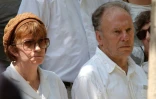 Jean-Louis Trintignant et son ex épouse Nadine Trintignant lors des funérailles de leur fille Marie Trintignant, au cimetière du Père-Lachaise à Paris, le 6 août 2003     