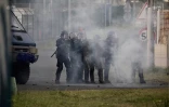 Devant la SRPP du Port, les forces de l'ordre lancent du gaz lacrymogène sur les manifestants