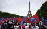 Foot : les joueurs du PSG paradent au Champs-de-Mars devant leurs supporters