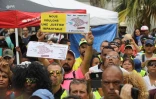 Gilets jaunes devant la Préfecture après leur rencontre avec Annick Girardin