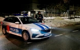 Des policiers montent la garde à un poste de contrôle à la périphérie de Cetinje, le 1er janvier 2025, après qu'un homme armé a tué plusieurs personnes dans le village voisin de Bajice. 