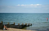 une personne sur la plage de Tankerton à Whitstable, le 23 juillet 2025 dans le sud-est de l'Angleterre