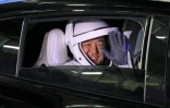 L'astronaut japonais Satoshi Furukawa Ă bord de la voiture qui s'apprĂŞte Ă l'emmener vers la capsule Dragon pour le voyage vers la Station spatiale internationale, le 26 mars 2023 au Centre spatial Kennedy, en Floride