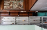 Des étagères presque vides dans une pharmacie à La Havane, le 2 juillet 2025 à Cuba
