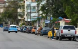 Des automobilistes font la queue pour faire le plein dans une station-service de La Havane, le 30 janvier 2026 à Cuba