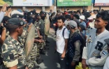 Des manifestants face aux forces de sécurité lors d'une marche contre le gouvernement à Antananarivo, le 4 octobre 2025 à Madagascar