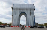 L'Arc de Triomphe entièrement emballé dans du tissu