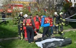 Des sauveteurs autour de sacs mortuaires contenant les corps de victimes d'une frappe russe sur un immeuble Ă Ouman, le 28 avrl 2023 en Ukraine
