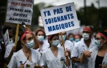 Des manifestants près de l'hôpital Robert Debré à Paris le 11 juin 2020