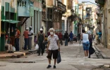 Des passants dans une rue de La Havane, le 6 avril 2021