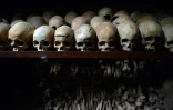 Crânes humains exposés dans le Mémorial du génocide dans une église catholique où des milliers de personnes ont été massacrées à Nyamata, au Rwanda,
le 4 avril 2014
