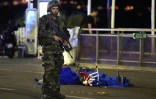 Le camion utilisé pour foncer dans la foule immobilisé sur la Promenade des Anglais le 15 juillet 2016 à Nice au lendemain de l\'attaque terroriste qui a fait 84 morts