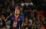 L'attaquant du PSG Kylian Mbappé avec le maillot floqué de l'image de Notre-Dame lors de la réception de Monaco au Parc des Princes le 21 avril 2019
