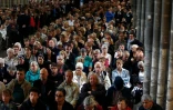 Des milliers de personnes sont rassemblées en début d'après-midi à la cathédrale de Rouen, le 2 août 2016, pour les obsèques du père Jacques Hamel
