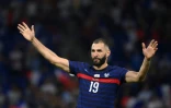 L'attaquant français Karim Benzema salue les supporters à la fin du match remporté, 2-0 face à la Finlande, lors des qualifications pour le Mondial-2022 au Qatar, le 7 septembre 2021 au Groupama Stadium à Décines-Charpieu, près de Lyon