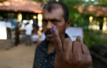 Un homme vient de voter à Weerawila au Sri Lanka pour l'élection présidentielle le 16 novembre 2019