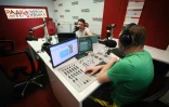 Dans les studios de la radio "Lvivska Khvilya", Ă Lviv, dans l'ouest de l'Ukraine, le 18 mars 2022