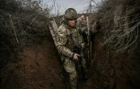 Des soldats ukrainiens patrouillent le long de la ligne de front à Novoluhansken dans l'est du pays, le 19 février 2022