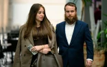 Sheina Gutnick, dont le père a été tué dans l'attentat de Bondi, arrive pour la première audience publique de la commission royale fédérale, le 4 mai 2026 à Sydney