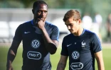Le milieu Moussa Sissoko (g) parle à l'attaquant Antoine Griezmann lors d'une séance d'entraînement de l'équipe de France à Clairefontaine, le 3 septembre 2016 