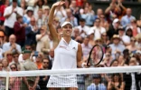 L'Allemande Angelique Kerber salue les spectateurs après sa victoire face à la Russe Daria Kasatkina  en quarts de finale à Wimbledon, le 10 juillet 2018