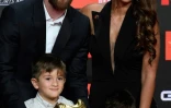 Le capitaine du Barça Lionel Messi pose avec sa femme et ses enfants après avoir obtenu son son sixième Soulier d'or européen, le 16 octobre 2019 à Barcelone