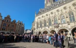 Une foule se rassemble sur la Gand'Place à Arras pour rendre hommage à Dominique Bernard, le 15 octobre 2023