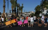 Des vacanciers traversent la Promenade des Anglais le 15 juillet 2016 à Nice au lendemain de l'attaque terroriste qui a fait 84 morts