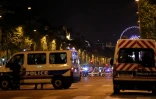 Des secouristes sur les Champs-Elysées à Paris, le 20 avril 2017