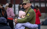 Un soldat ukrainien embrasse sa fille à la gare principale de Kramatorsk, dans l'est de l'Ukraine, le 3 avril 2022 
