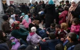 Des migrants attendent à la frontière entre la Grèce et la Macédoine, le 3 mars 2016 près d'Idomeni
