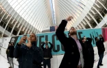 Des visiteurs dans la gare du World Trade Center, le 3 mars 2016 à New York