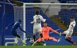 Le milieu français de Chelsea, N'Golo Kanté (g), voit son tir arrêté par le gardien du Real Madrid, Thibaut Courtois, lors de la demi-finale retour de la Ligue des champions, à Londres, le 5 mai 2021
