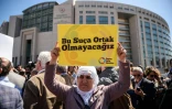 Une sympathisante de quatre universitaires turcs tient une affiche "Nous ne voulons pas être associés à ce crime" devant le tribunal d'Istanbul, le 22 avril 2016