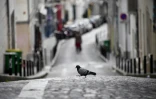 Une rue quasi-vide de Montmartre Ă Paris, le 22 mars 2020