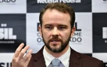 Le ministre brésilien des Finances, Dario Durigan, s'exprime lors de l'annonce d'un accord avec Washington pour combattre le trafic d'armes et de stupéfiant, à Brasilia, le 10 avril